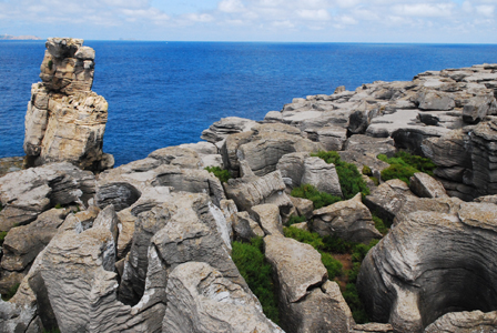 Campo de lapiás e Nau dos Corvos